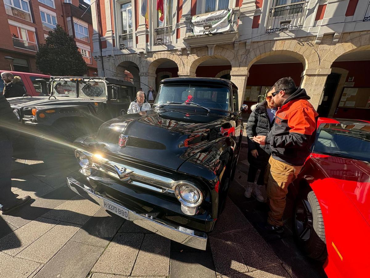 Concentración de coches clásicos americanos en Mieres