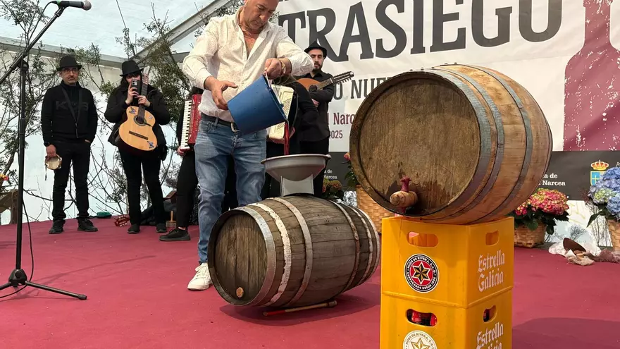 Cangas del Narcea celebra su tradición vitivinícola con la recreación de la técnica tradicional del trasiego del vino nuevo en el menguante de marzo