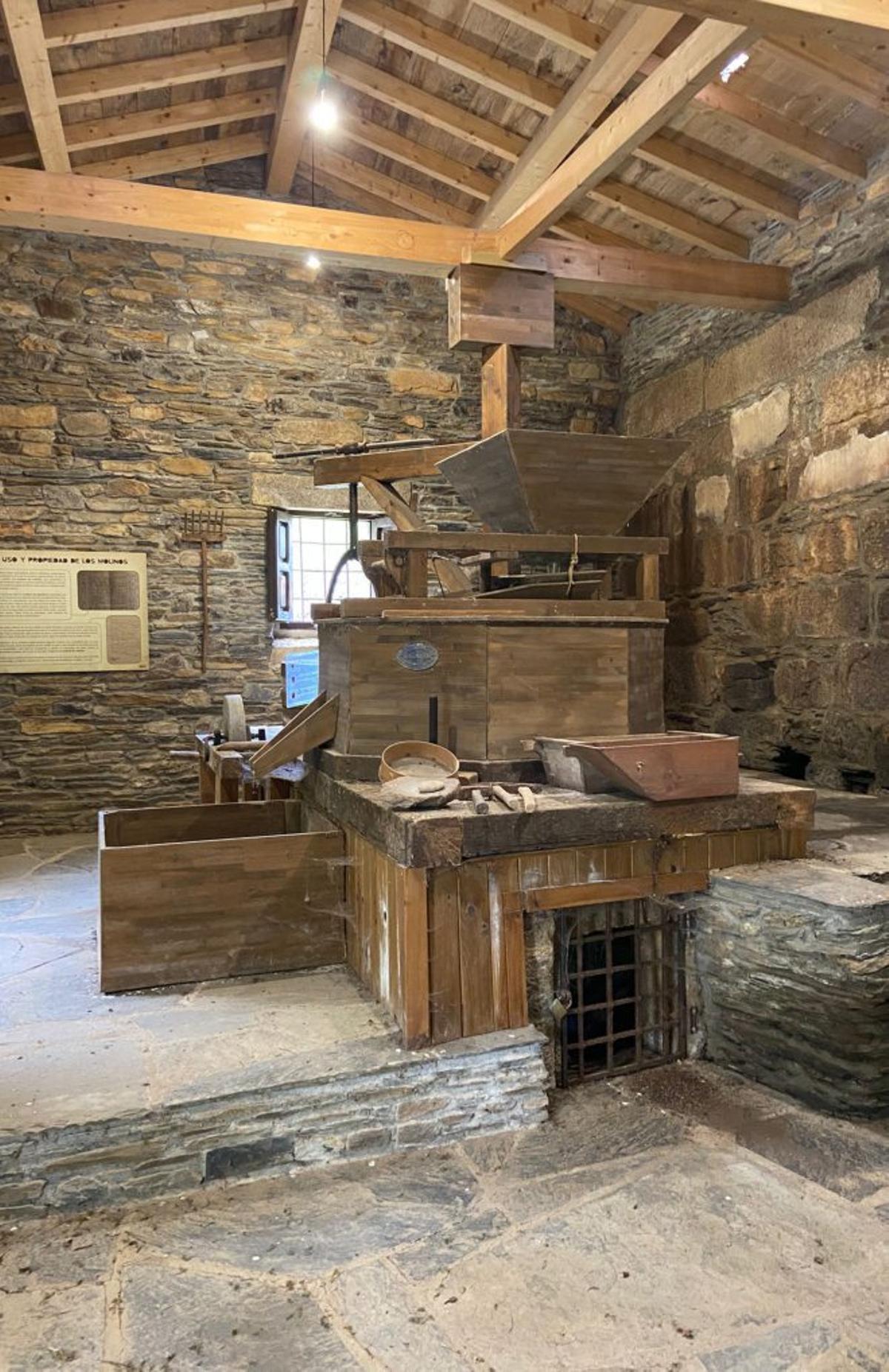 Junto a estas líneas, detalle de la sala de molienda de «Los Genicios» con el molino hidráulico.  Abajo, el molino harinero en el que se recuperará el Día de la Molienda y la chapa que especifica el origen de las piezas molenderas de Lafertet en la Bordona (Francia) a través de la compañía Verly Montaut y Gracia de Zaragoza.  | CH. S.