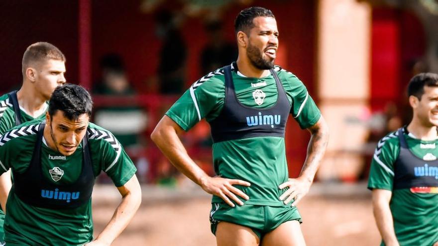 El delantero Jonathas de Jesús, en el centro, en el entrenamiento del Elche de este lunes.