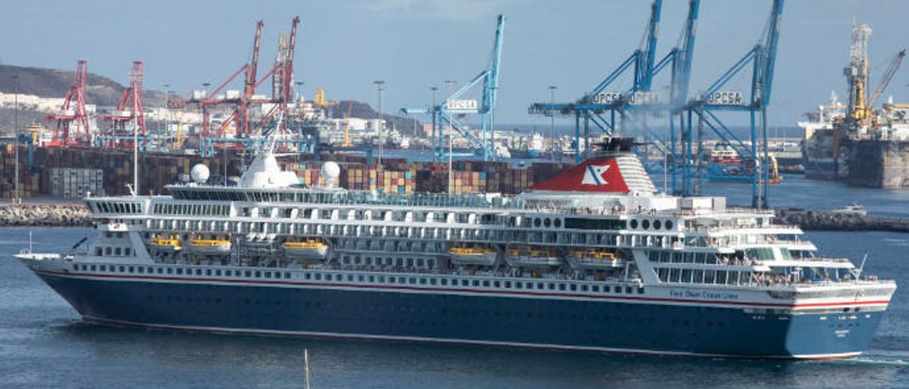 El crucero &#039;Balmoral&#039;, durante su llegada al Puerto de La Luz en una escala a finales de noviembre del año pasado.