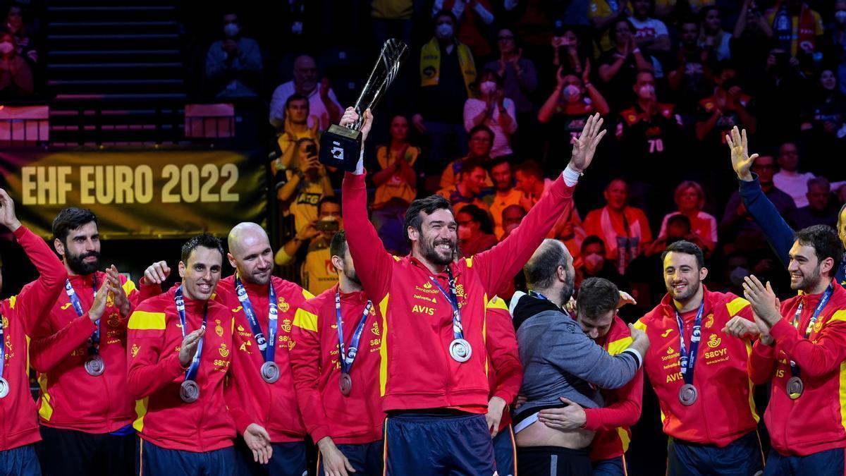 Gedeón Guardiola, capitán de los Hispanos, con el trofeo de subcampeones de Europa