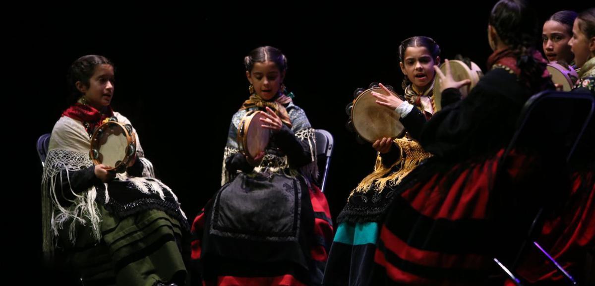Las muy jóvenes pandereteiras de Lembranzas da Ría, en su homenaje a Xosé Menduiña. | S.Á.