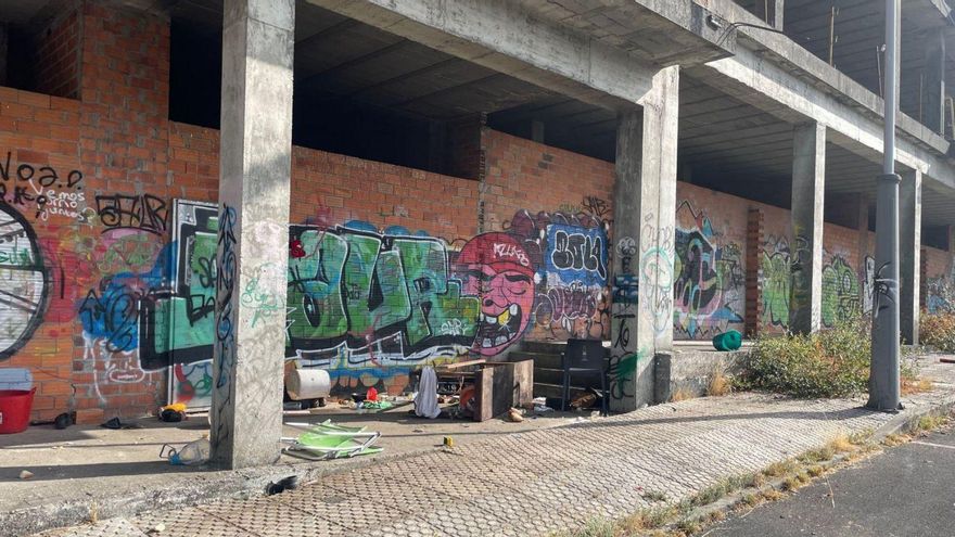 Objetos delante del edificio okupado, entre ellos bombonas de butano.