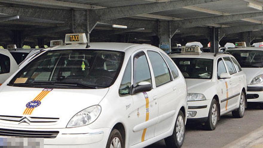 Seis de cada diez taxis que hay en Palma está asociado a alguna de las cuatro emisoras.