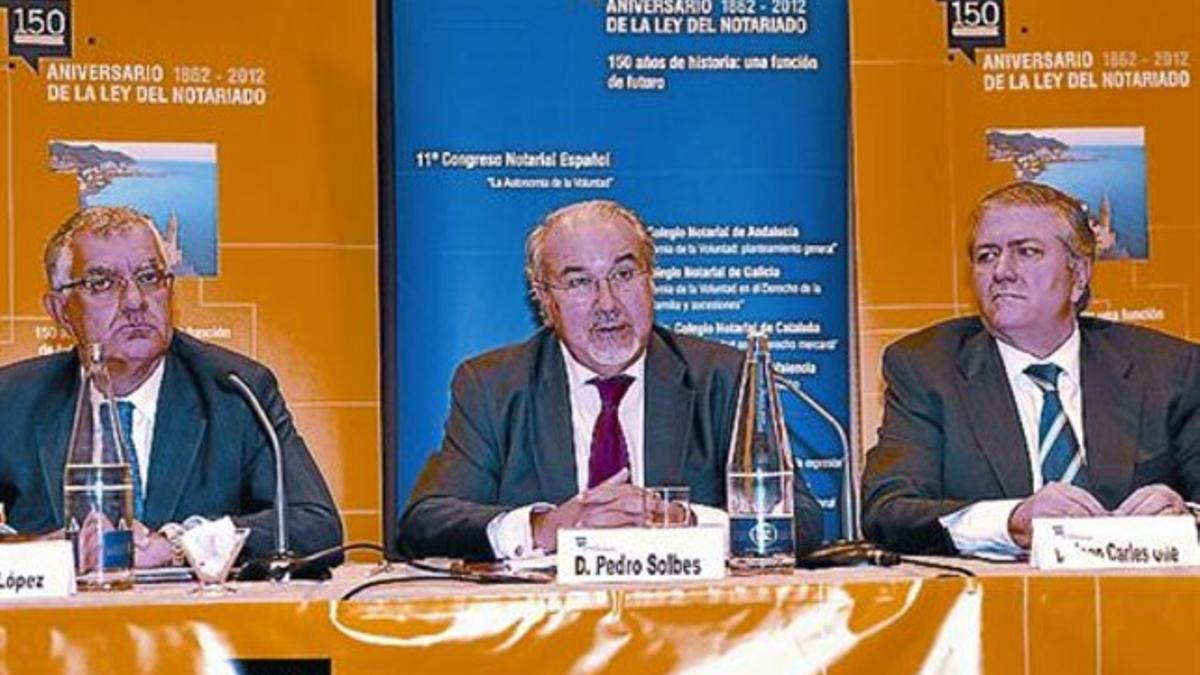 Conferencia 8 Pedro Solbes, entre Manuel López Pardiñas (izquierda), presidente del notariado, y Joan Carles Ollé, vicepresidente.