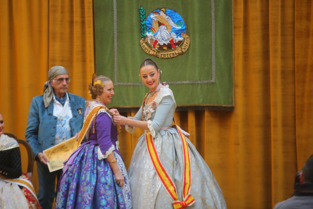 Intercambio de fotos con la fallera mayor e imposición de bunyols d'or