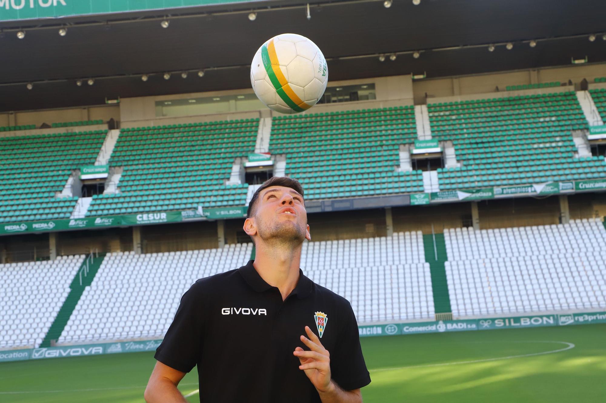 La presentación del nuevo jugador del Córdoba CF, Alberto Toril, en imágenes