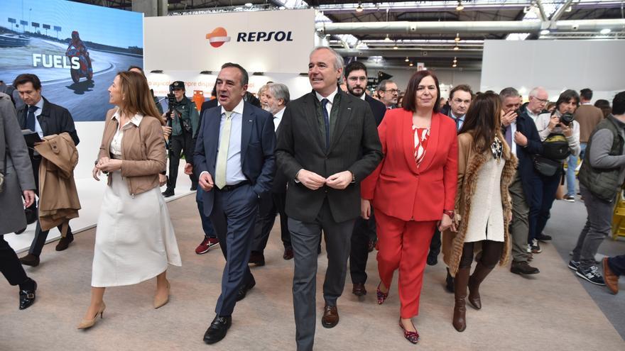 El presidente del Gobierno de Aragón, Jorge Azcón (c) y la secretaria de Estado de Agricultura y Alimentación, Begoña García (d), a su llegada a la Feria Internacional de Maquinaria Agrícola (FIMA).