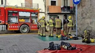 Dos heridos y una veintena de evacuados en el incendio de un edificio en Manresa