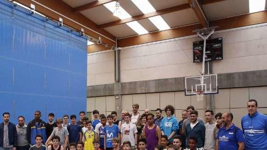 Los niños participantes en la jornada con Javi Vega.