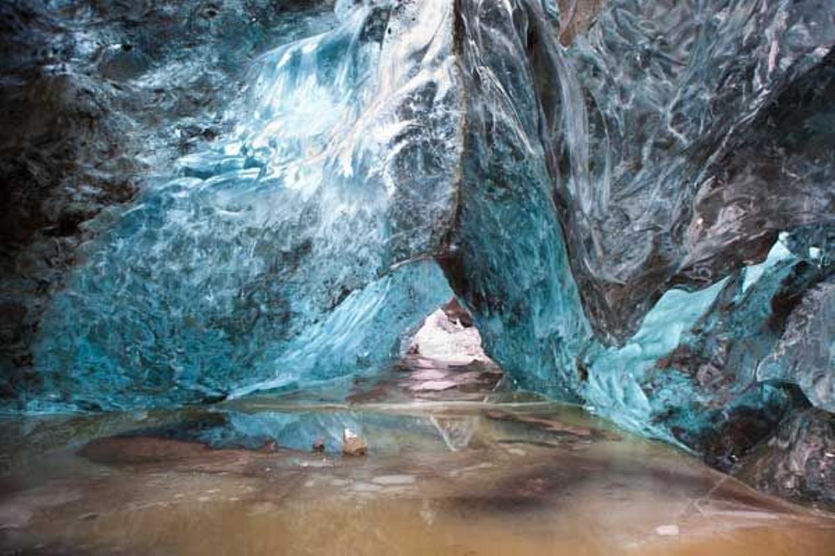 Cueva de hielo en el glaciar Svinafellsjokull, en Islandia.