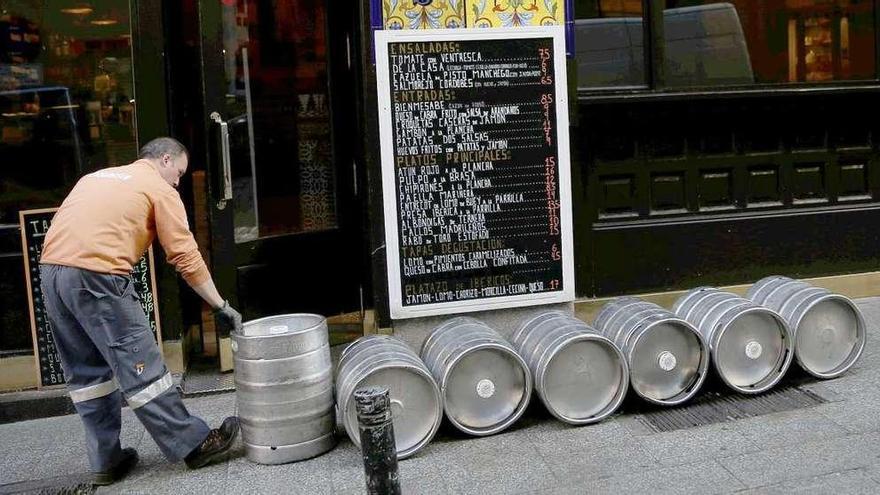 Un repartidor se dispone a realizar la entrega de barriles en un restaurante. // Reuters