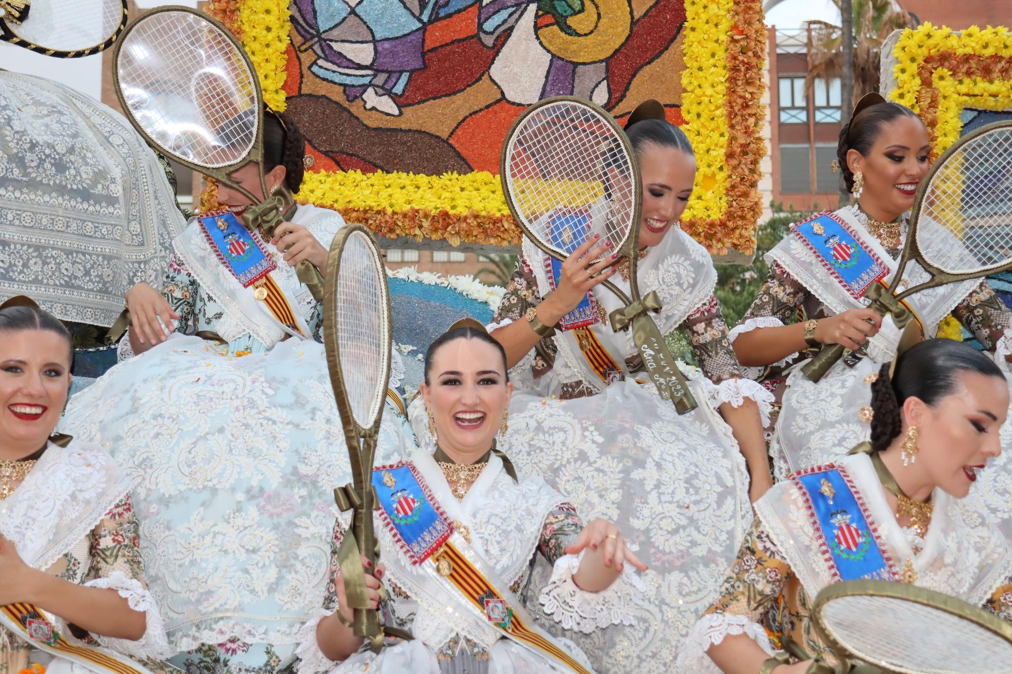 La Batalla de Flores reúne a las falleras de 2022 y 2023