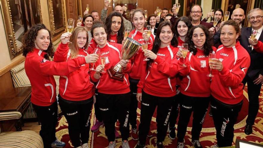 Jugadoras y autoridades brindan por el éxito copero.