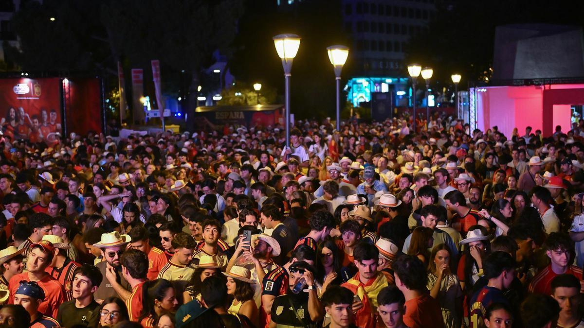Aficionados de la Selección Española durante la celebración del partido entre España y Bélgica del Mundial de fútbol 2026, a 10 de julio de 2026, en Madrid (España). España y Bélgica se enfrentan hoy en un partido decisivo por los cuartos de final del Mun