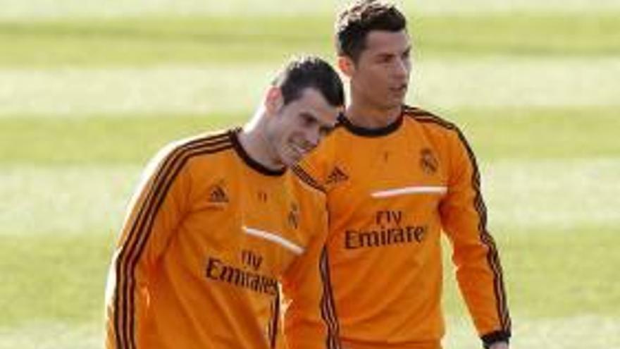 Los franjiverdes Mantecón y Coro, en el entrenamiento de ayer; a la derecha, Bale y Cristiano.