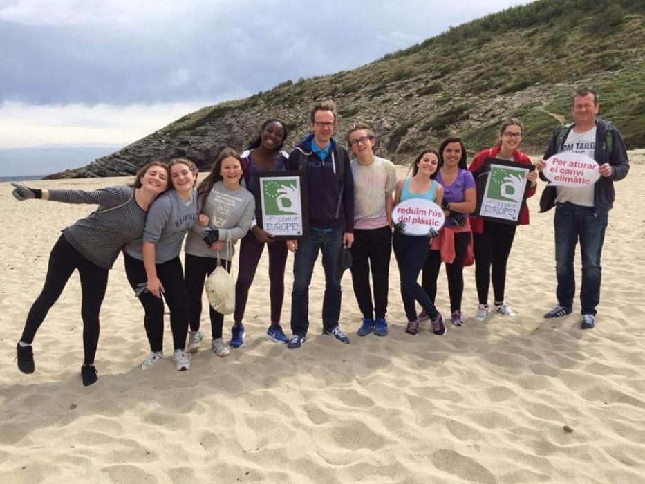 160 alumnos limpian las playas de Artà