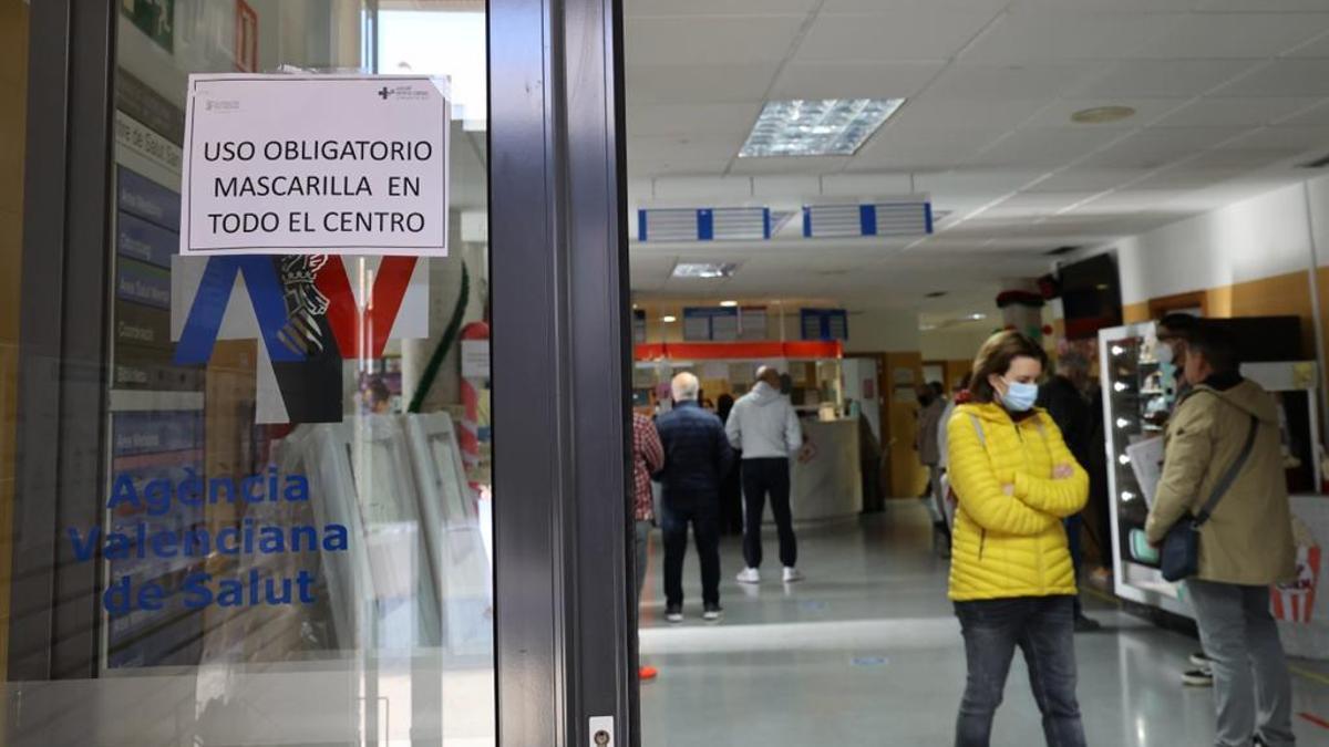 Cartel de uso obligatorio de mascarilla, este viernes en el centro de salud Plaza de América de Alicante