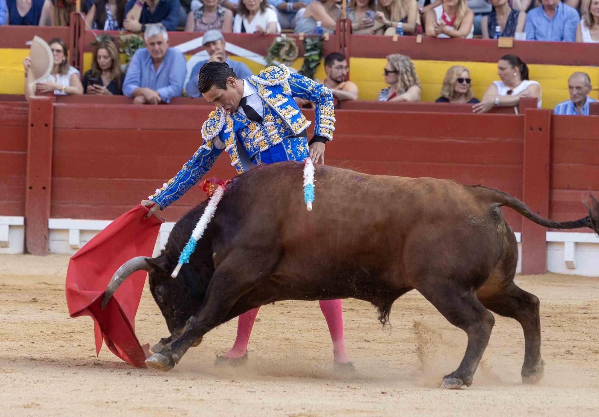 Manzanares culmina una de sus mejores tardes y sale a hombros en la Feria de Hogueras de Alicante 2025