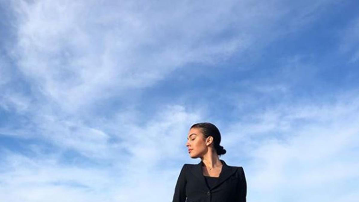 Georgina Rodríguez mirando al mar