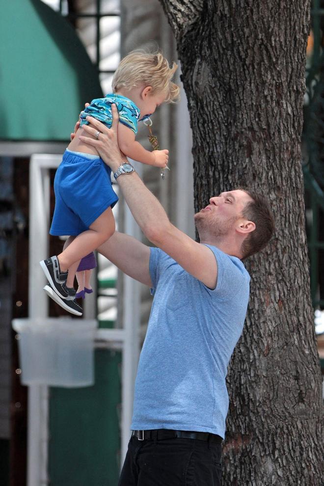 Michael Bublé jugando con su hijo Noah en 2015