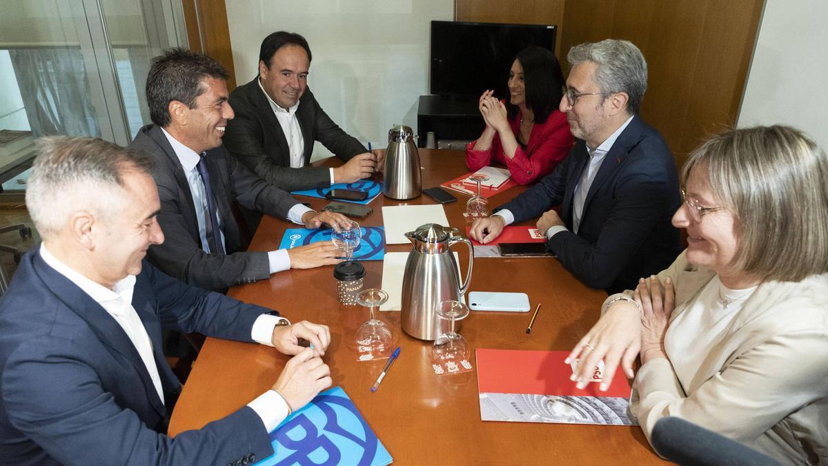 Reunión del PP y el PSPV en las Cortes Valencianas