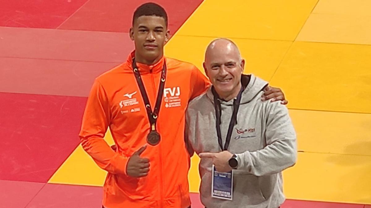 Daren Makoly con una medalla de bronce en el anterior Campeonato de España.