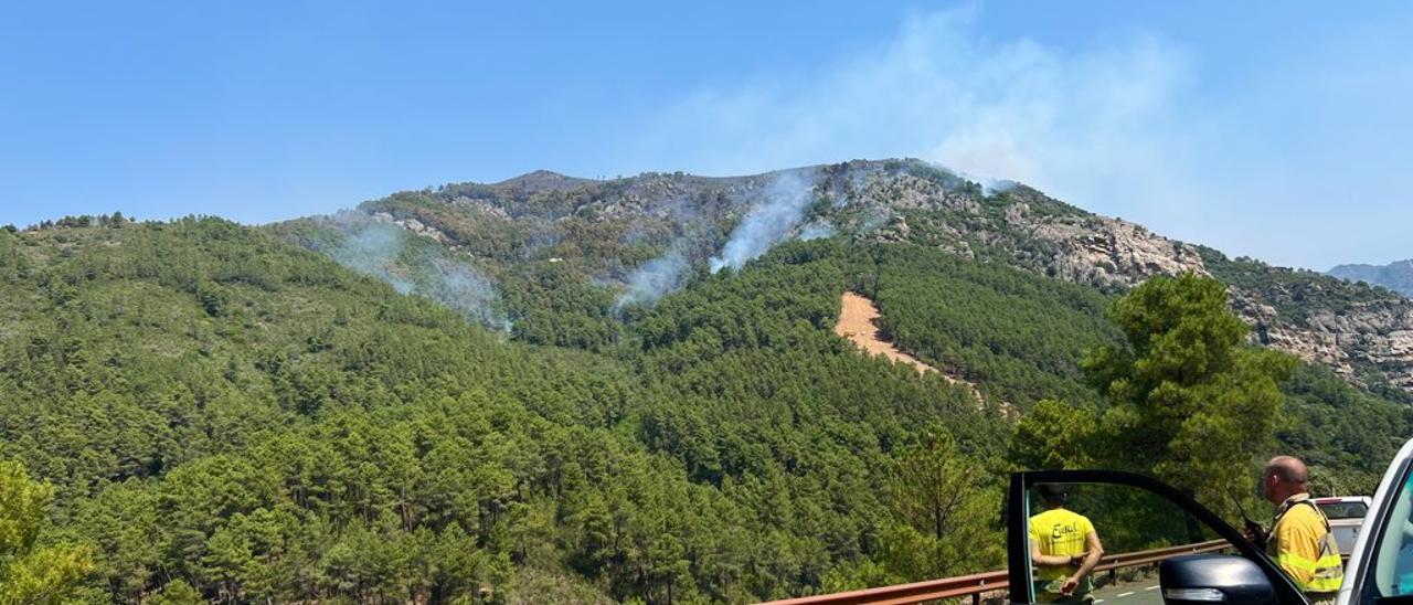 Medios técnicos del Infoex vigilan una de las zonas del incendio de Las Hurdes.