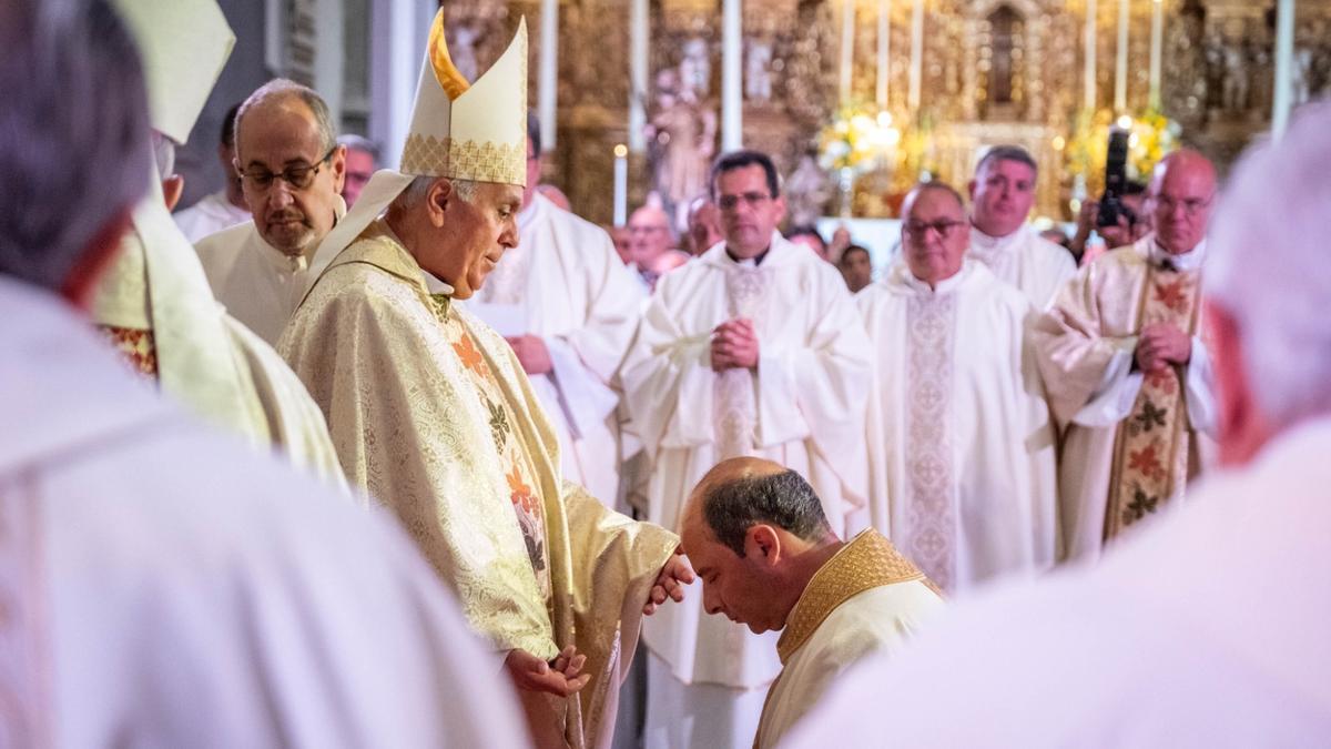 Bernardo Álvarez durante el acto de toma de posición como nuevo obispo de la Diócesis Nivariense de Eloy Santiago.