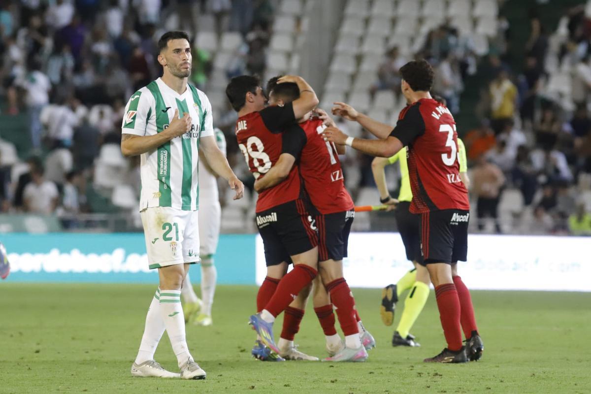 Carlos Albarrán se lamenta tras el segundo gol del Mirandés en El Arcángel.