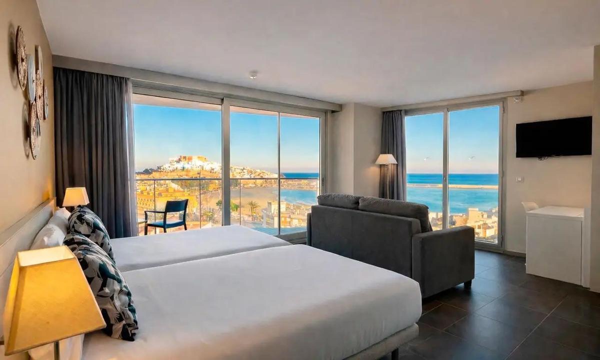 Imagen de una de las habitaciones del hotel, con vistas al castillo de Peñíscola.