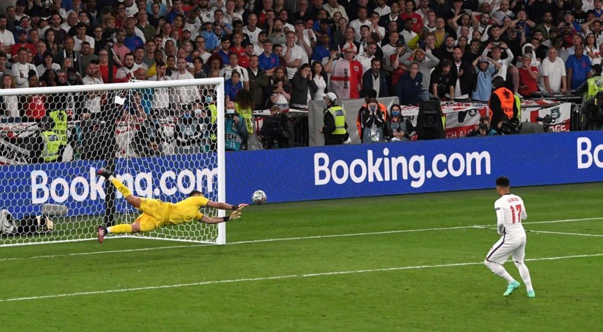 Donnarumma detiene el penalti de Sancho