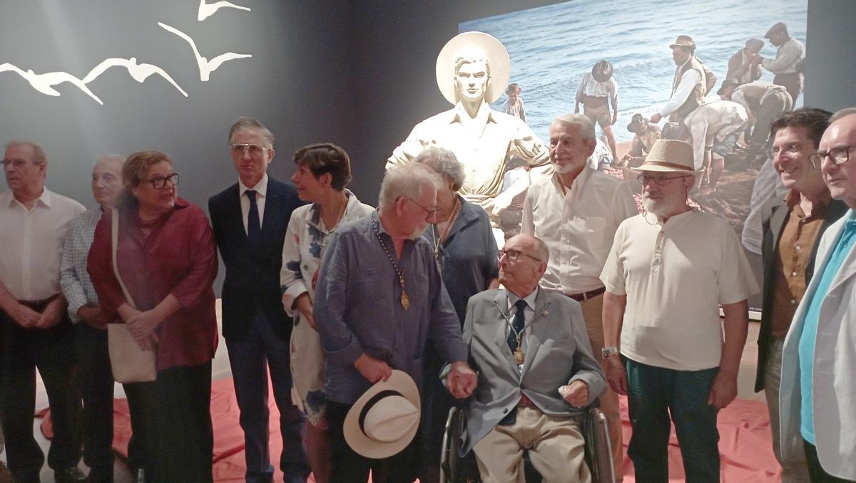 Compañeros académicos de Jaime Pimentel, ayer, en la inauguración de la sala temporal sobre el Cenachero, en el Museo de Málaga.