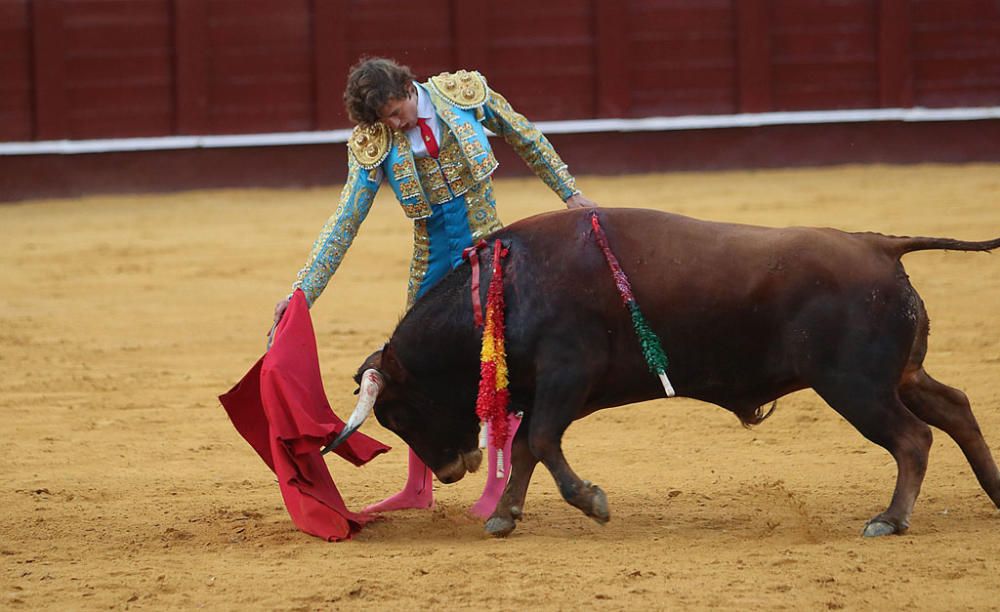 Más de siete mil personas presencian una final del Certamen de Escuelas Taurinas de buen nivel en la que el triunfador fue Miguel Aguilar y en la que también destacó el almeriense Jorge Martínez