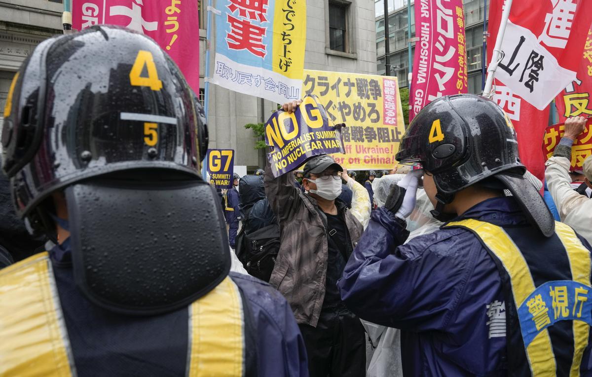 Los líderes del G7 visitan el Memorial Park para las víctimas de la bomba atómica en Hiroshima, entre protestas