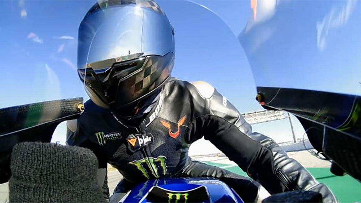 Hamilton sorprende con su pilotaje sobre la moto de Valentino Rossi