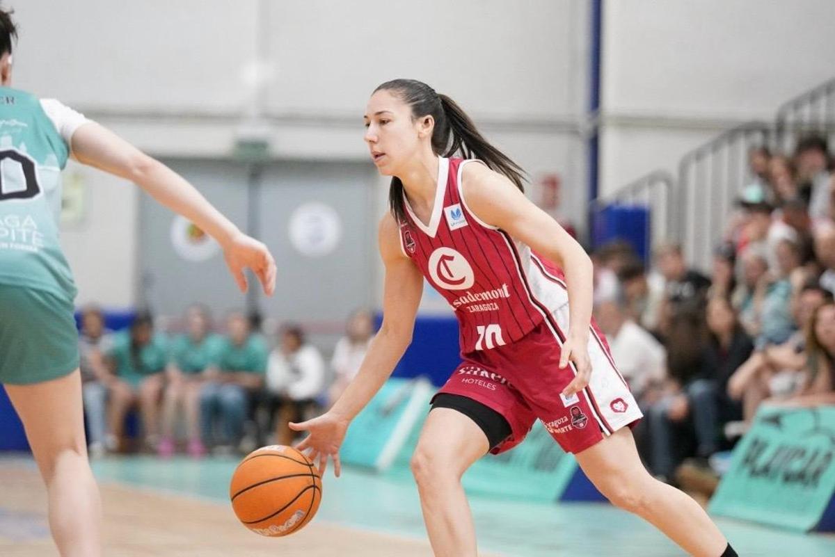 Laia Flores, botando el balón en el choque ante el Estepona