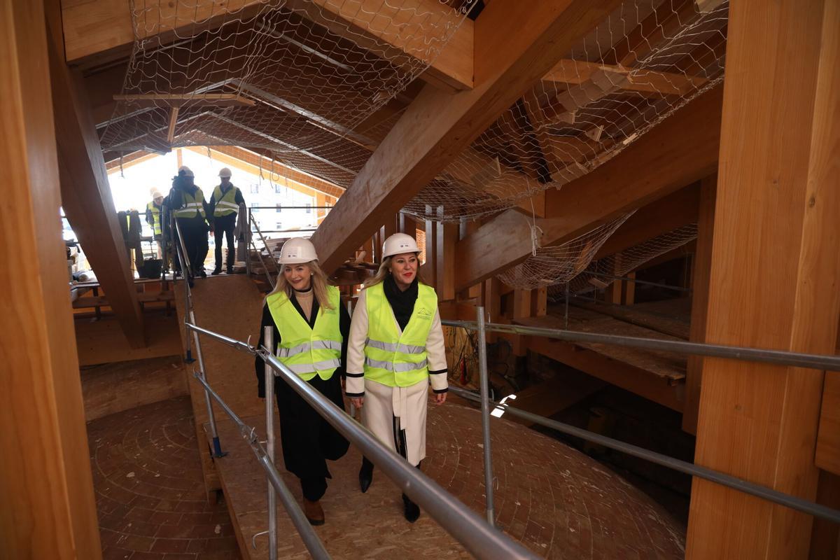 La consejera de Economía de la Junta de Andalucía, Carolina España, y la consejera de Cultura y Deporte, Patricia del Pozo, han visitado esta mañana las obras de la cubierta de la Catedral de Málaga, junto al obispo de Málaga, Monseñor José Antonio Satué.