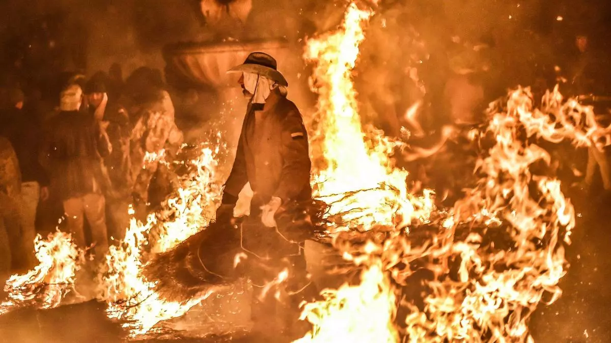 Los Escobazos iluminan la devoción de La Vera: 12.000 personas dan calor a la noche de Jarandilla