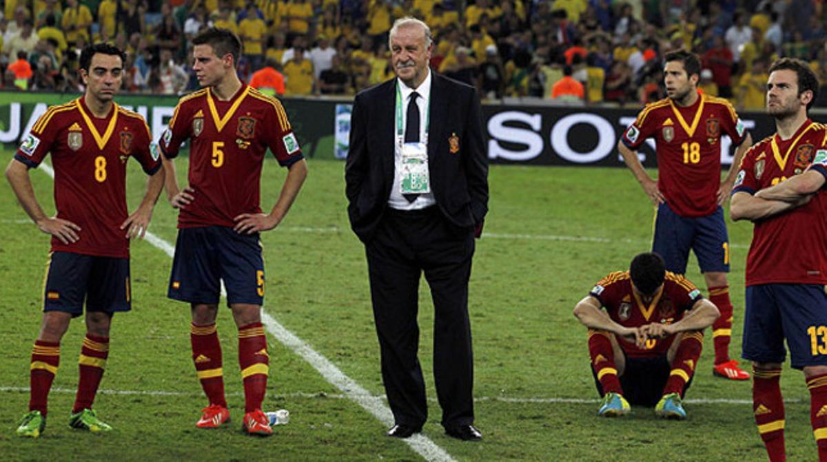 Del Bosque, rodeado de algunos de sus jugadores, tras perder la final de la Copa Confederaciones ante Brasil.