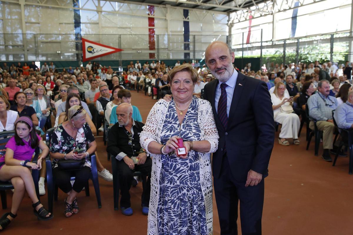Lola Aguado, junto a Antonio Corripio, tras recibir una distinción del Grupo Covadonga.