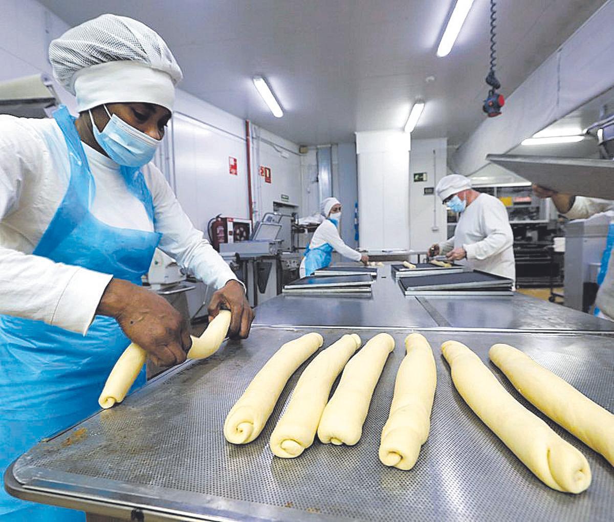 Una trabajadora prepara la masa del dulce tradicional.