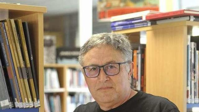 Mario Pereira, cun cómic, na biblioteca do Aller Ulloa. // Bernabé/J. Lalín