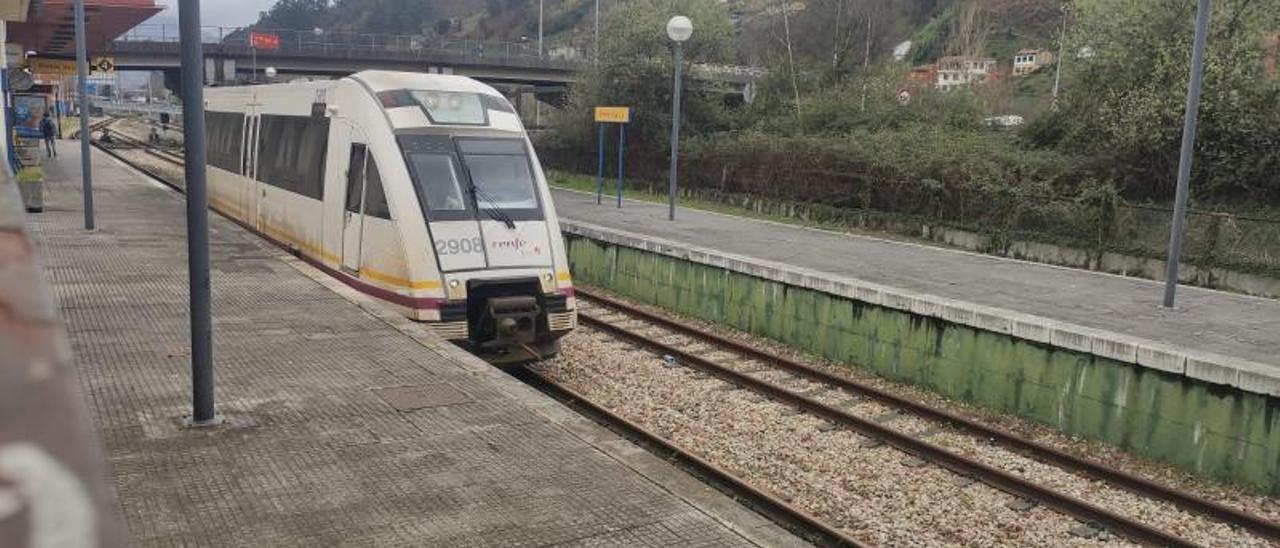 Un tren de la línea Collanzo-Baíña, saliendo ayer de la estación de Mieres-El Vasco. | A. Velasco