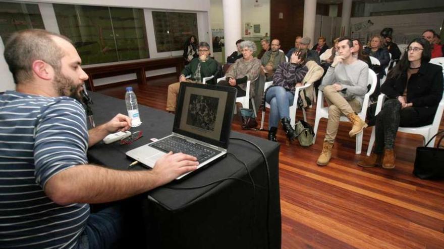 El investigador Estevo Amado, coordinador del proyecto, exponiéndoselo a las parroquias. // Bernabé / V.E.