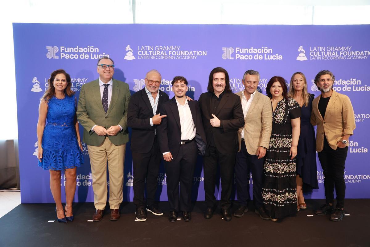 Foto de familia tras la rueda de prensa de la Fundación Cultural Latin Grammy en el Eurostars Torre Sevilla, a 9 de septiembre de 2025 en Sevilla (Andalucía, España). La Fundación Cultural Latin Grammy con la participación de Arcángel y Pastora Soler ha dado a conocer al estudiante seleccionado para recibir la Beca Legado Paco de Lucía. Rocío Ruz;category_code_new