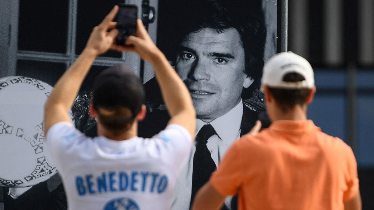Unos fans toman fotos de una imagen de Bernard Tapie colocada en un cartel a las puertas del Velodrome Stadium, en Marsella, tras conocerse su muerte.