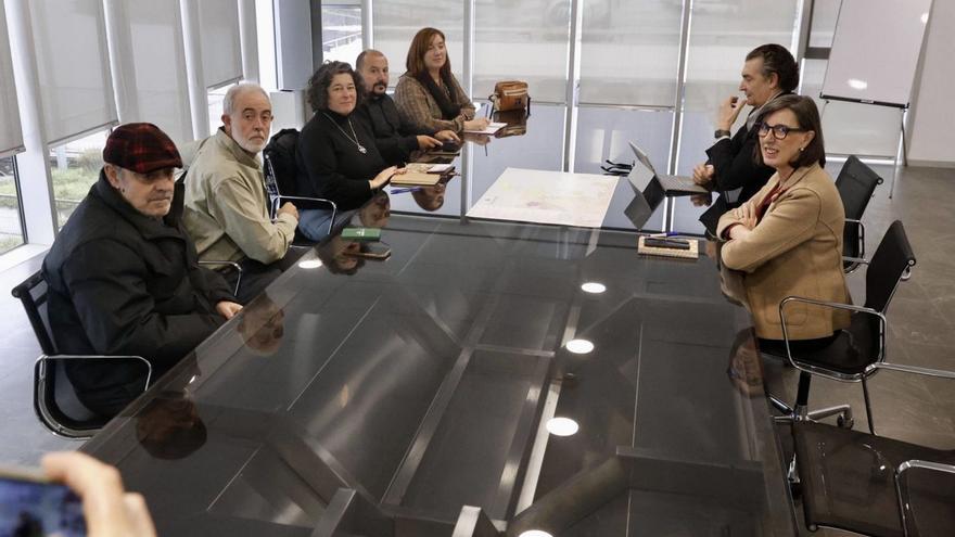 De izquierda a derecha, José Luis Peón, Manuel Cañete, Charo Blanco, Juan Pablo Franco, Josefina Pastur, José Luis Barettino y Nieves Roqueñí, en dependencias de la Autoridad Portuaria.  | MARCOS LEÓN