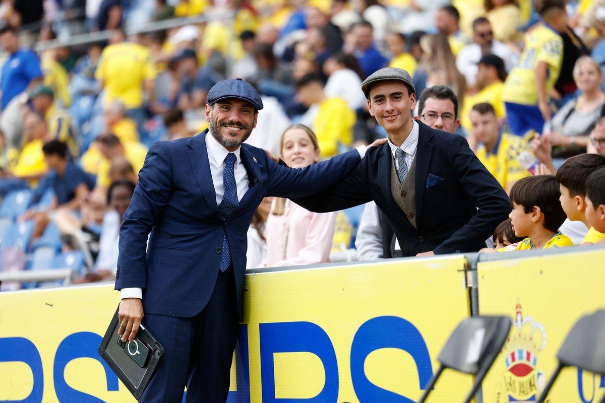 Fontes se retrata con un aficionado, que también luce la boina de Peaky Blinders, antes de la disputa de un partido en la pasada Liga.